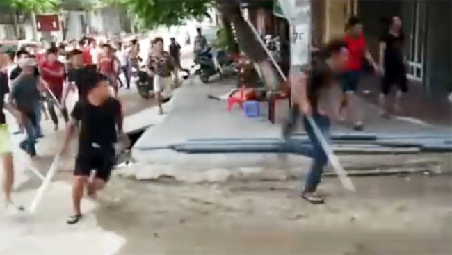 Gần 50 thanh ni&ecirc;n truy s&aacute;t một gia đ&igrave;nh tại Ph&uacute; Thọ - Ảnh 1.