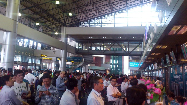 Mưa dông và sét gây mất điện tại sân bay Nội Bài - Ảnh 1.