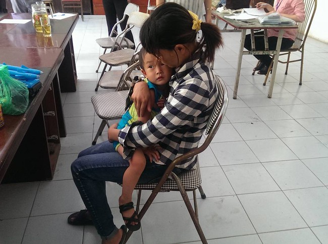 B&eacute; trai bị bỏ rơi ở qu&aacute;n phở đ&atilde; được bố mẹ ruột đến đ&oacute;n về - Ảnh 1.