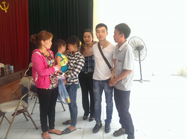 B&eacute; trai bị bỏ rơi ở qu&aacute;n phở đ&atilde; được bố mẹ ruột đến đ&oacute;n về - Ảnh 2.