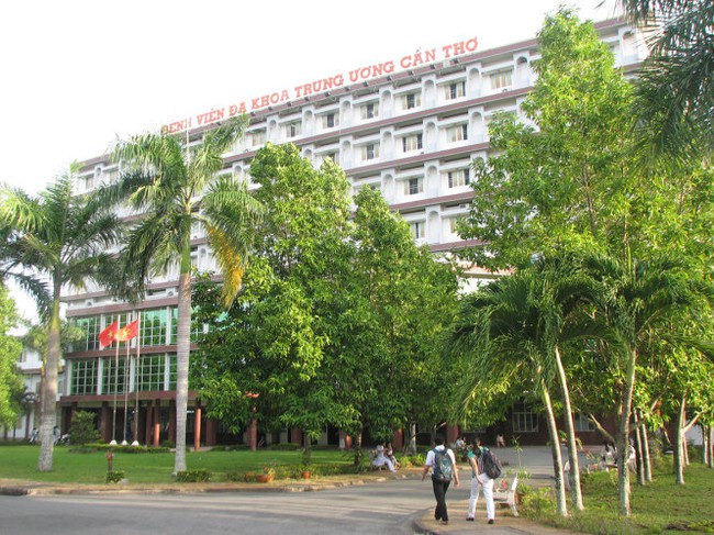 C&atilde;i nhau trong bệnh viện, bảo vệ ch&iacute;ch điện bệnh nh&acirc;n  - Ảnh 1.