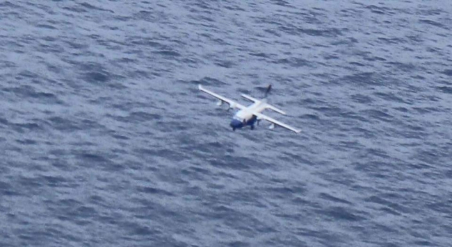 Hình ảnh cuối của máy bay CASA 212 trước khi lao xuống biển - Ảnh 1.