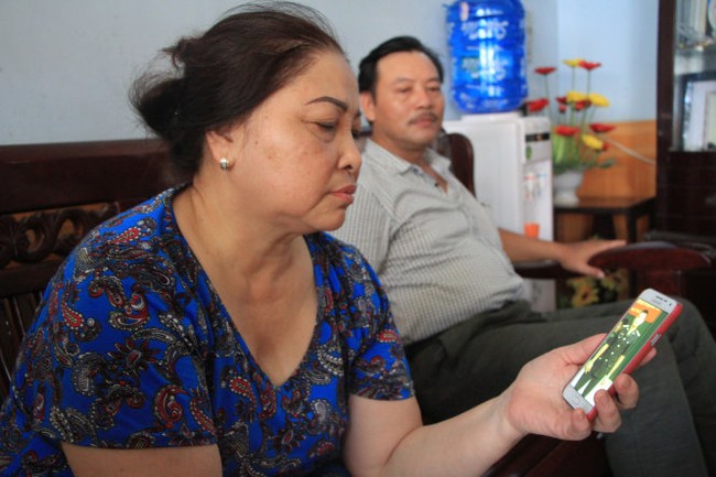 Gia đình phi công gặp nạn mong chờ điều kỳ diệu - Ảnh 1.