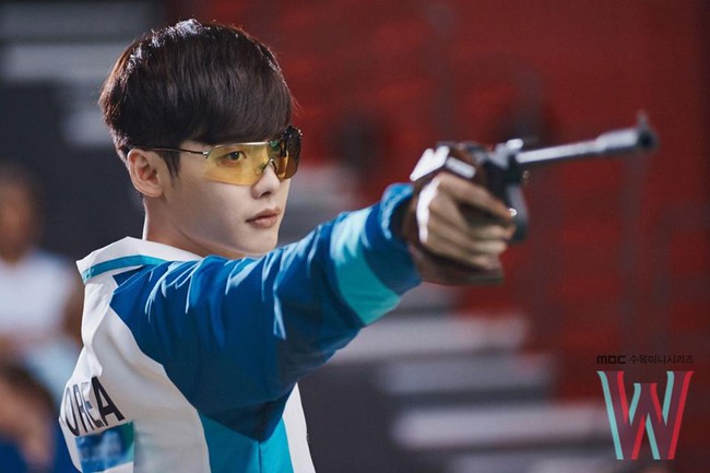 Thiện xạ điển trai Lee Jong Suk cực ngầu trong siêu phẩm hè “W” - Ảnh 1.
