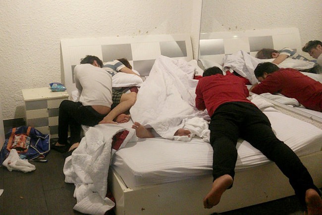 Hàng trăm trai gái “phê” thuốc nằm la liệt trong khách sạn - Ảnh 1.