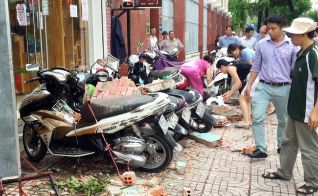 Sập tường cửa hàng trung tâm Sài Gòn, nam thanh niên nhập viện - Ảnh 1.