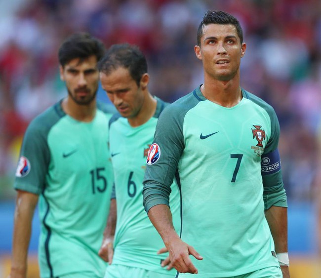 Ronaldo đối mặt với rắc rối v&igrave; n&eacute;m micro của ph&oacute;ng vi&ecirc;n xuống hồ - Ảnh 3.