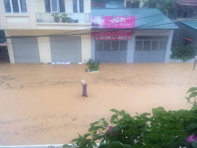 Mưa lớn ở Quảng Ninh, nhiều tuyến đường ngập th&agrave;nh s&ocirc;ng - Ảnh 7.