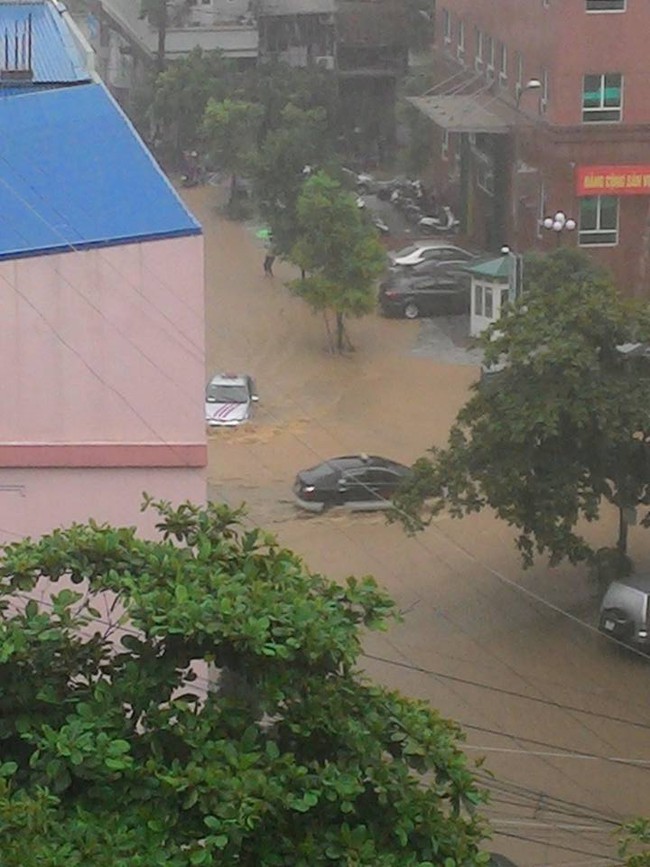 Mưa lớn ở Quảng Ninh, nhiều tuyến đường ngập th&agrave;nh s&ocirc;ng - Ảnh 3.