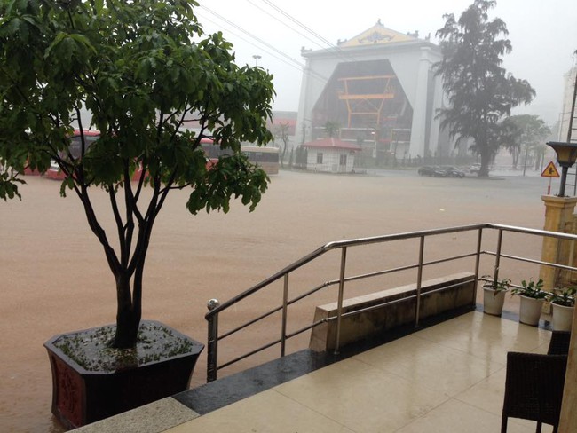 Mưa lớn ở Quảng Ninh, nhiều tuyến đường ngập th&agrave;nh s&ocirc;ng - Ảnh 6.