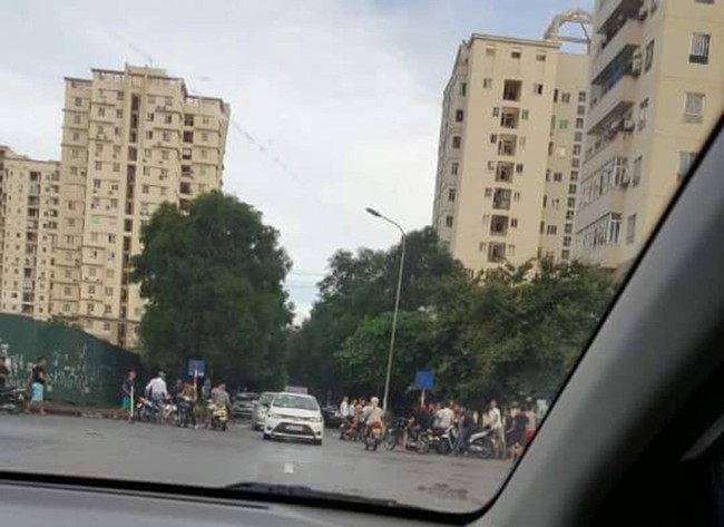 H&agrave; Nội: 40 thanh ni&ecirc;n v&aacute;c dao, kiếm tụ tập giữa phố - Ảnh 1.