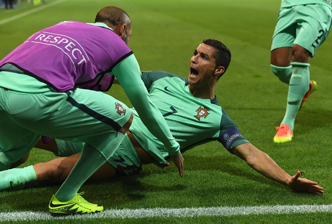 Tự ti v&igrave; chiều cao khi&ecirc;m tốn, Ronaldo gắng hết sức kiễng ch&acirc;n chụp ảnh - Ảnh 8.