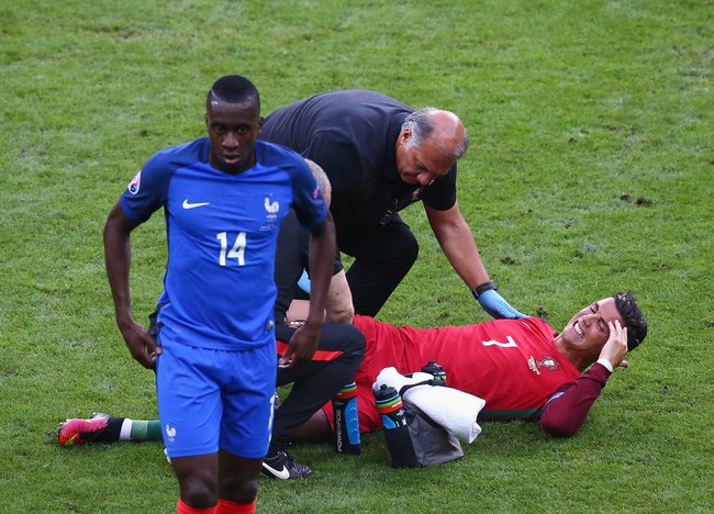 Rộ tin Ronaldo phải nghỉ thi đấu 5 tháng vì chấn thương trong trận chung kết Euro - Ảnh 2.