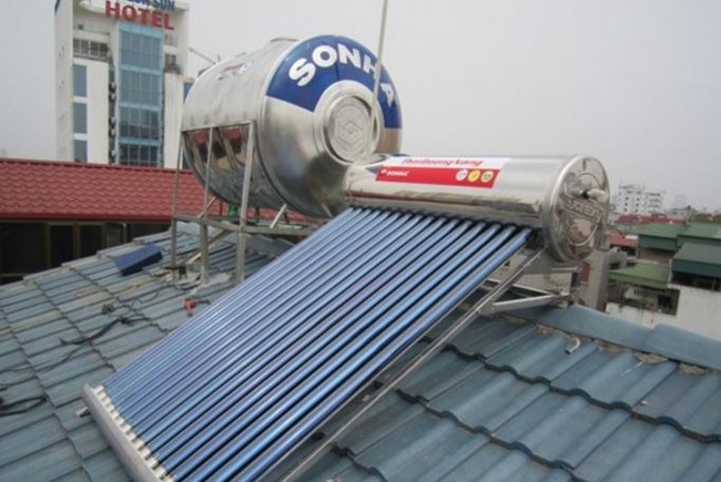 Sửa b&igrave;nh n&oacute;ng lạnh tr&ecirc;n m&aacute;i t&ocirc;n, hai cha con bị điện giật tử vong - Ảnh 1.