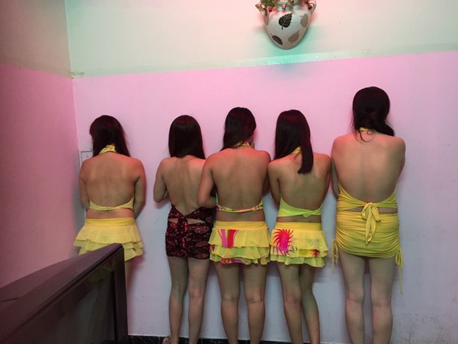Karaoke kh&ocirc;ng ph&eacute;p chi&ecirc;u đ&atilde;i kh&aacute;ch bằng đặc sản bikini - Ảnh 1.