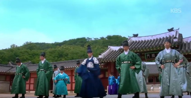 Thái tử Park Bo Gum cùng thái giám “quẩy tung nóc hoàng cung - Ảnh 1.
