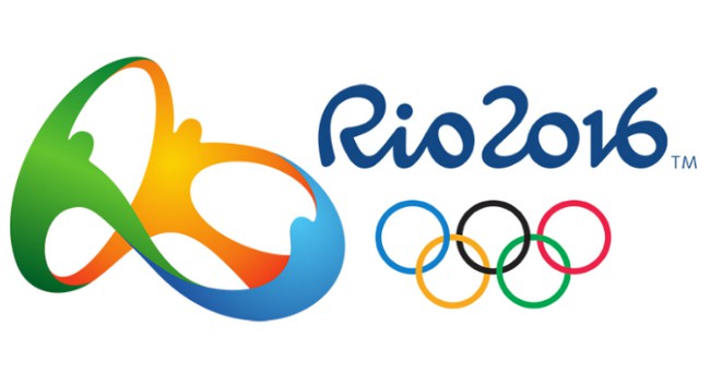 Kẻ qu&aacute; kh&iacute;ch d&ugrave;ng b&igrave;nh cứu hỏa định xịt tắt đuốc Olympic - Ảnh 5.