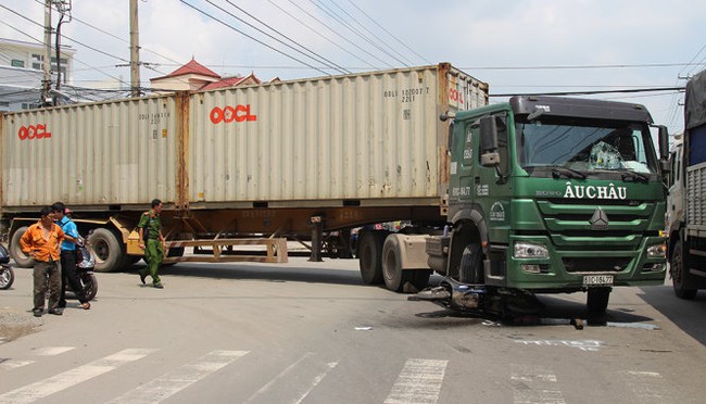 Mẹ nằm dưới bánh xe container, bé 4 tuổi gào khóc thảm thiết - Ảnh 1.