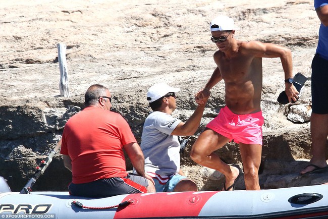 Ronaldo diện quần hồng, tươi cười nhìn quý tử chơi flyboard - Ảnh 8.