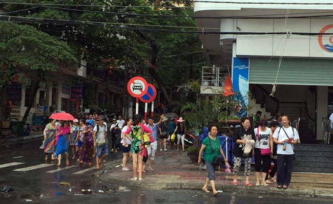 Hơn 300 du khách đang mắc kẹt ở đảo Cát Bà  - Ảnh 1.