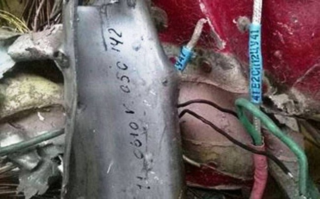 ​Ngư d&acirc;n vớt được mảnh vỡ nghi m&aacute;y bay Su30-MK2 - Ảnh 1.