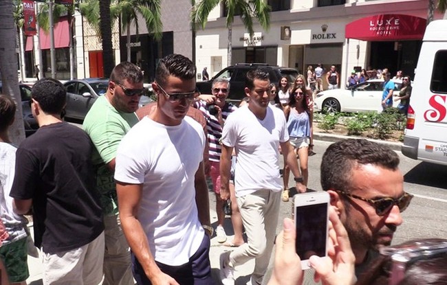 Ronaldo hẹn DJ Calvin Harris đi bù khú - Ảnh 5.