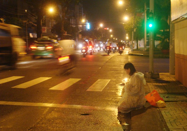 Sao c&ocirc; phải quỳ xin tiền giữa S&agrave;i G&ograve;n? - Ảnh 1.