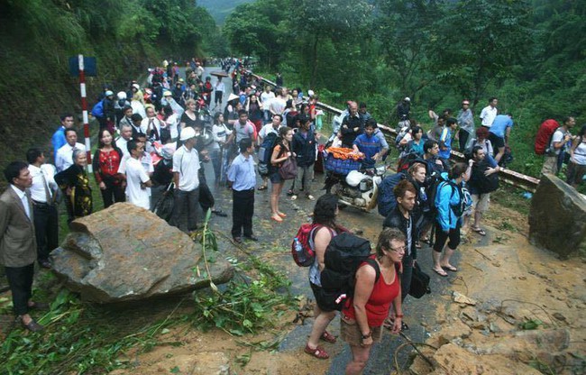 Hàng nghìn du khách mắc kẹt ở Sa Pa do đường bị chia cắt sau lũ lớn - Ảnh 2.