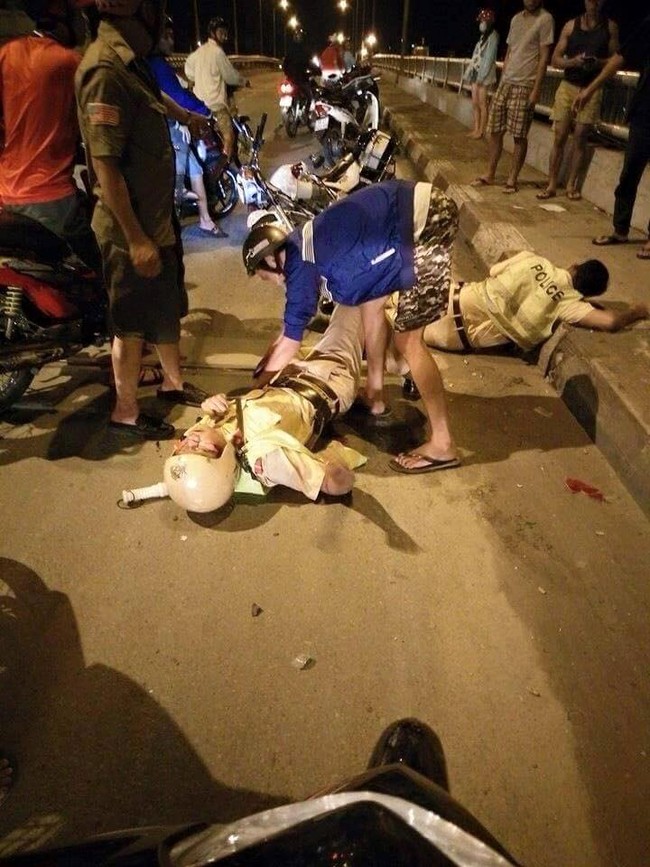 2 CSGT bị đạp ngã xe, văng xuống đường khi đang truy đuổi quái xế ở Sài Gòn - Ảnh 1.
