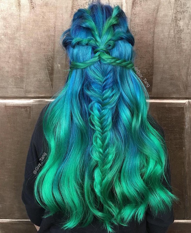 Tóc nhuộm màu xanh tiên cá sẽ giúp bạn trở thành nàng tiên cá với vẻ đẹp đầy quyến rũ và tinh tế. Hãy cùng chiêm ngưỡng hình ảnh để cảm nhận sự xuất sắc của kiểu nhuộm tóc này.