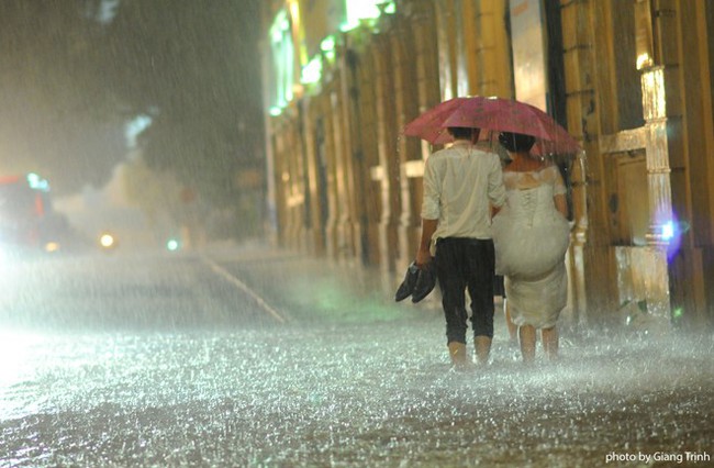 Hình ảnh lãng mạn: Cô dâu chú rể nắm tay lội nước trong cơn mưa bão ở Hà Nội - Ảnh 2.