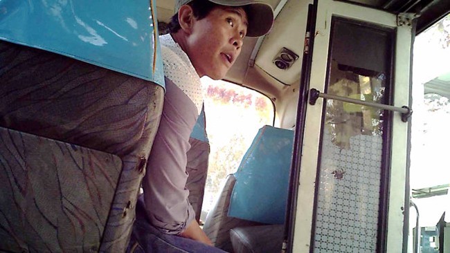 Thủ đoạn cướp tiền trắng trợn của băng cướp nh&agrave; xe - Ảnh 1.
