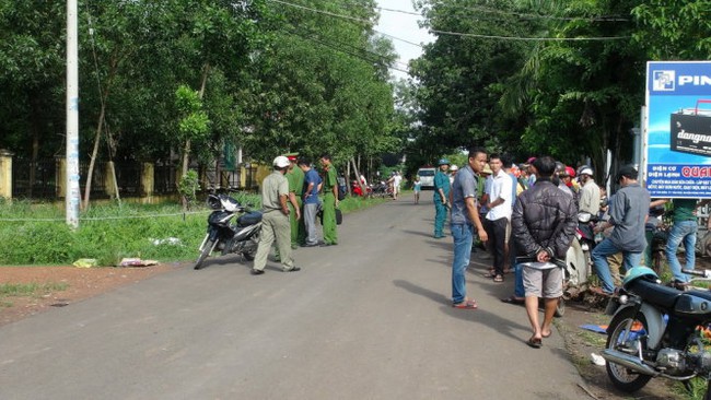 Một thanh ni&ecirc;n tay cầm điện thoại chết ngồi b&ecirc;n đường - Ảnh 1.