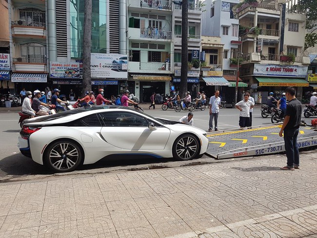 Đại gia Đà Nẵng mua xe BMW i8 7 tỉ tặng sinh nhật vợ - Ảnh 3.