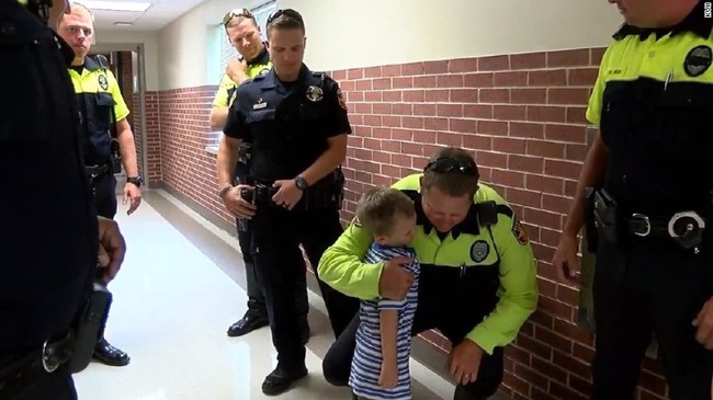 Câu chuyện buồn đằng sau bức hình em bé 4 tuổi đi khai giảng với 18 cảnh sát theo sau - Ảnh 2.