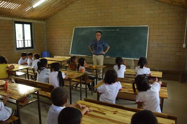 2 năm trước GS Ngô Bảo Châu dạy học trên nền đất, 2 năm sau nơi ấy đã là lớp học khang trang - Ảnh 3.