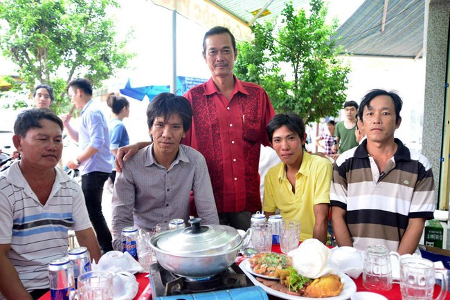 Vụ d&igrave;u xe kh&aacute;ch: Tiệc hội ngộ của những người tho&aacute;t chết - Ảnh 1.