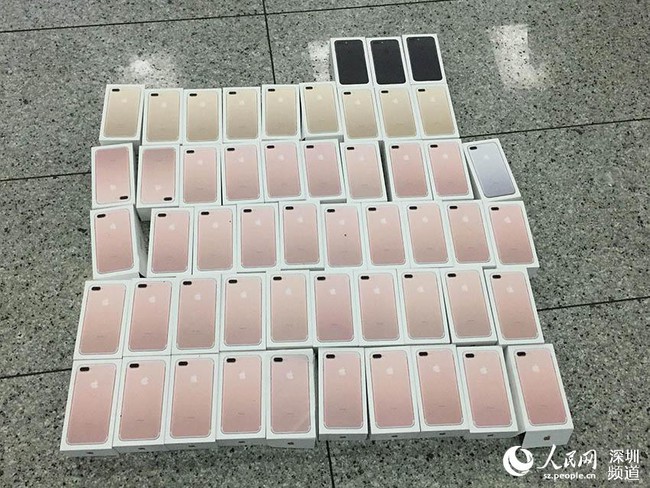 Vừa ra mắt ít lâu, cảnh sát Thẩm Quyến đã bắt được 400 chiếc iPhone7 nhét đầy trong người các thanh niên buôn lậu - Ảnh 2.