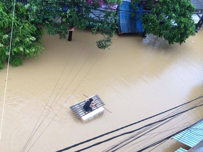 Người đàn ông Tây vô tư bơi lội giữa đường khi Cố đô Huế chìm trong biển nước - Ảnh 5.