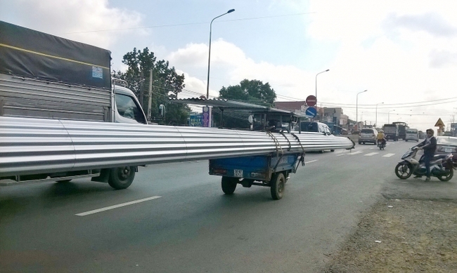 Sau vụ bé trai tử vong, người dân càng lo sợ những thanh thép, miếng tôn ngông nghênh ngoài đường - Ảnh 12.