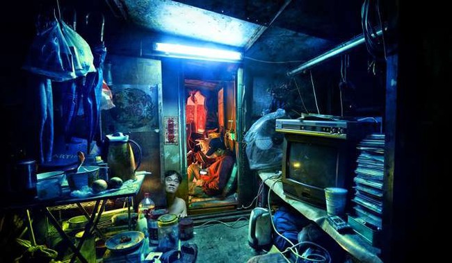 Cảnh tượng u tối, ngột ngạt trong khu nhà nghèo ở Hong Kong - Ảnh 1.