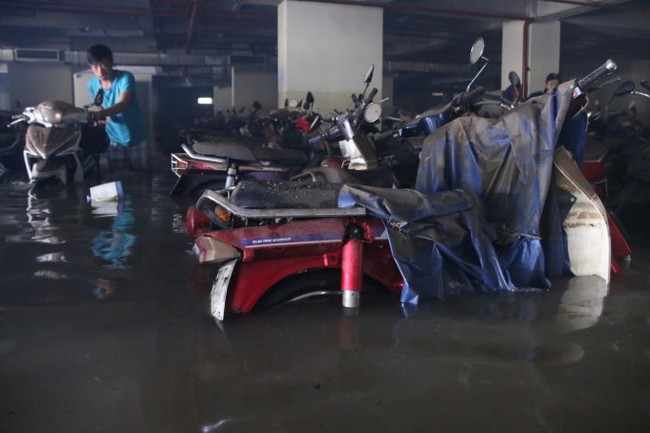 Hàng trăm xe máy sinh viên ĐH Quốc gia TP.HCM còn chìm trong nước - Ảnh 1.