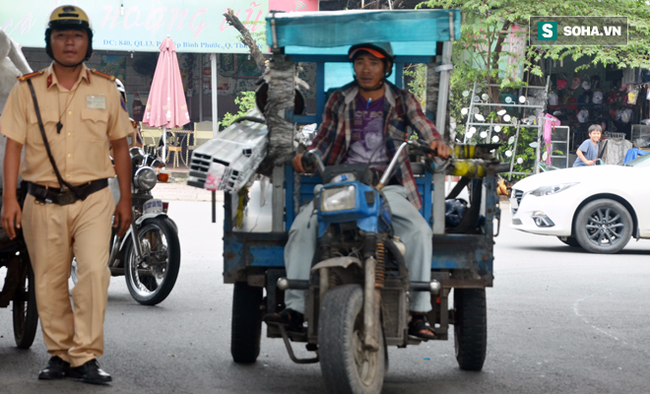 Người chạy xe ba g&aacute;c chở cồng kềnh bật kh&oacute;c khi bị CSGT thổi phạt - Ảnh 1.