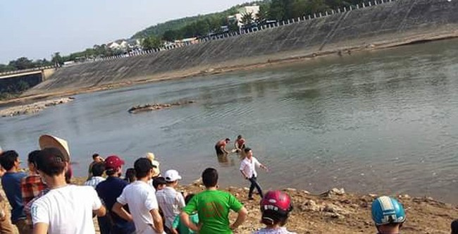 B&agrave;ng ho&agrave;ng ph&aacute;t hiện thi thể b&agrave; mẹ mới sinh con dưới hồ - Ảnh 1.