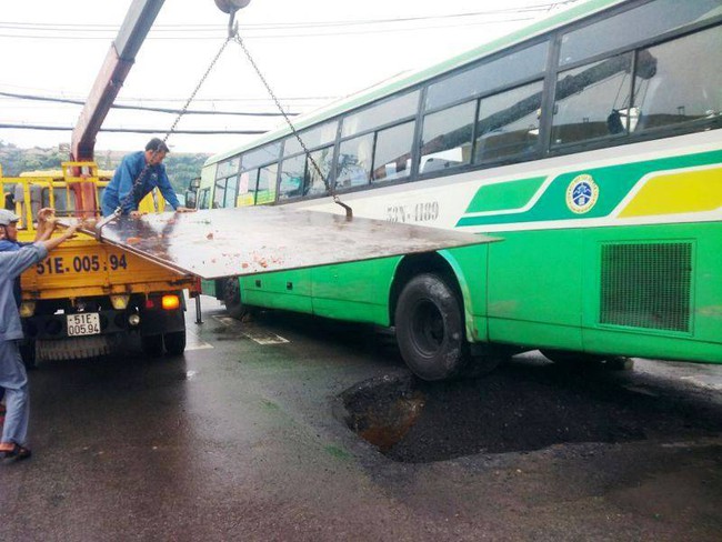 Xe bu&yacute;t sụt hố tử thần ở S&agrave;i G&ograve;n, nhiều h&agrave;nh kh&aacute;ch hoảng loạn - Ảnh 2.