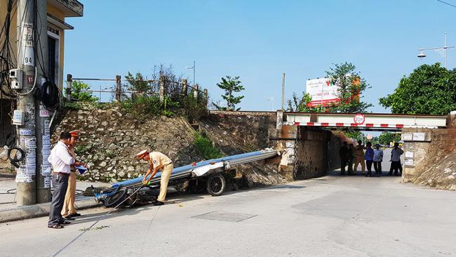Tr&aacute;nh &ocirc;t&ocirc;, l&aacute;i xe chở t&ocirc;n bị t&ocirc;n ch&egrave;n chết tại chỗ - Ảnh 1.