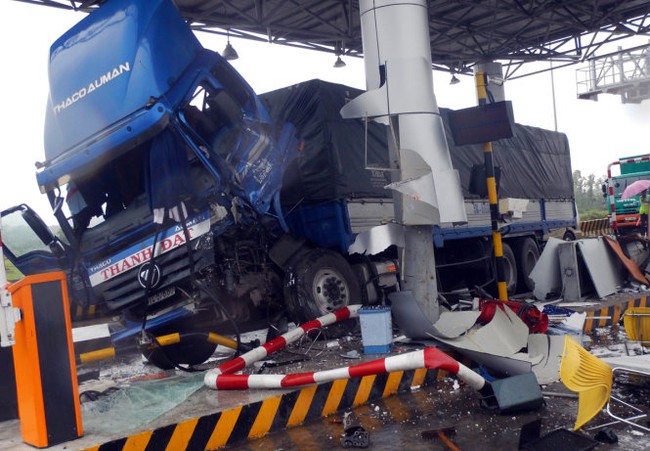 Xe tải ph&oacute;ng nhanh, t&ocirc;ng n&aacute;t trạm thu ph&iacute; - Ảnh 1.