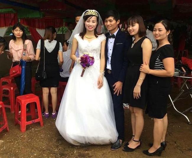 Ch&uacute; rể thu&ecirc; thuyền đi đ&oacute;n d&acirc;u trong mưa lũ ở H&agrave; Tĩnh - Ảnh 2.