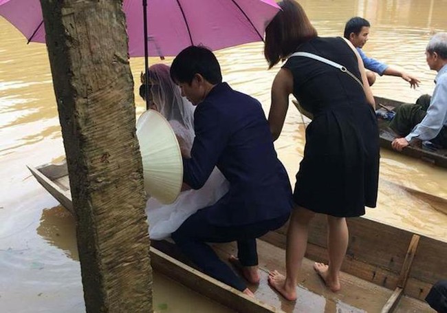 Chú rể thuê thuyền đi đón dâu trong mưa lũ ở Hà Tĩnh - Ảnh 3.