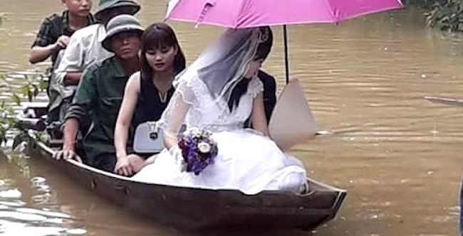 Chú rể thuê thuyền đi đón dâu trong mưa lũ ở Hà Tĩnh - Ảnh 1.
